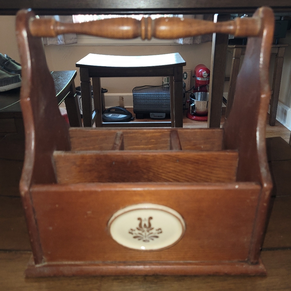 vintage wooden caddy features the Pfaltzgraff Yorktowne medallion pattern